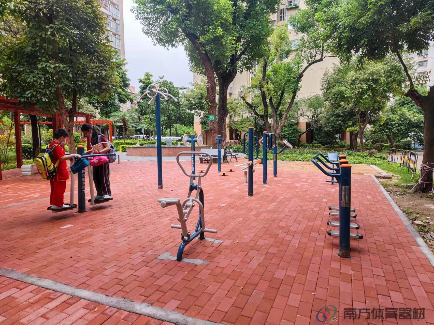 朗晴居中心花坛(图1) 朗晴居中心花坛(图1)